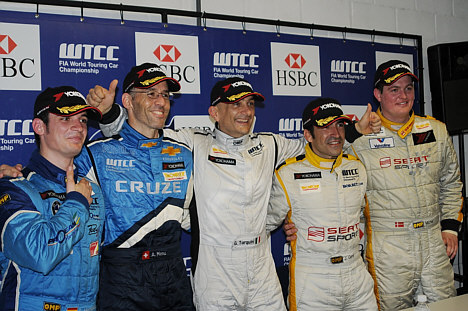 Vinderne i løb 2: Fra venstre Sergio Hernandez (nr. 10 og bedste privatkører), Alain Menu (nr. 3), Gabriele Tarquini (nr. 1), Jordi Gene (nr. 2) samt Michel Nykjær (nr. 8 og bedste Rookie-kører).